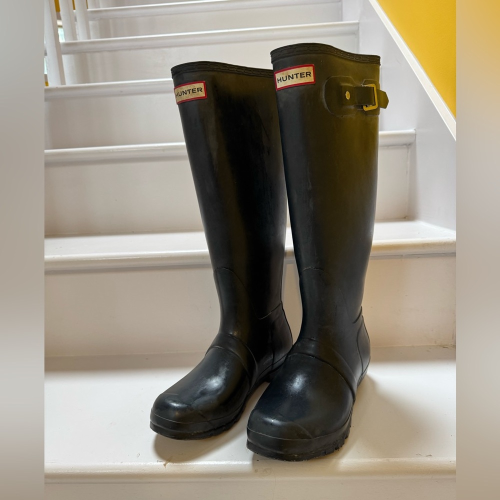 Tall hunter rain boots in good shape